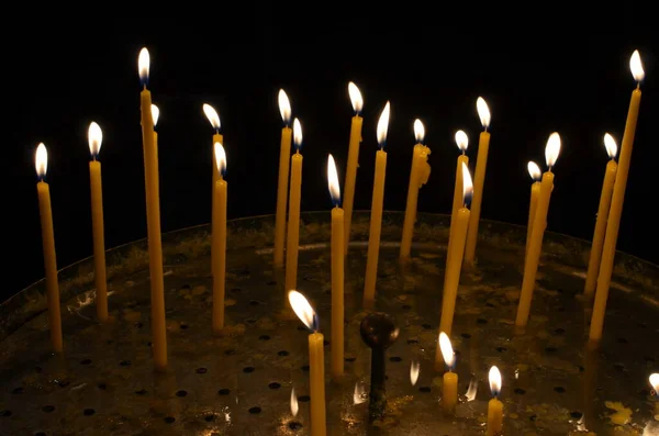 Πολλά Κεριά Καίγονται Μαύρο Φόντο Αντίγραφο Χώρου Επιλεκτική Εστίαση — Φωτογραφία Αρχείου