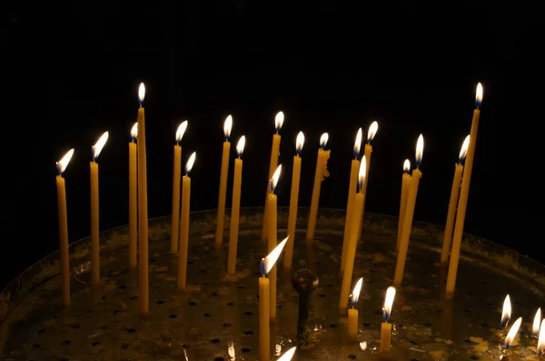 Montón Velas Ardiendo Sobre Fondo Negro Espacio Copia Enfoque Selectivo —  Fotos de Stock