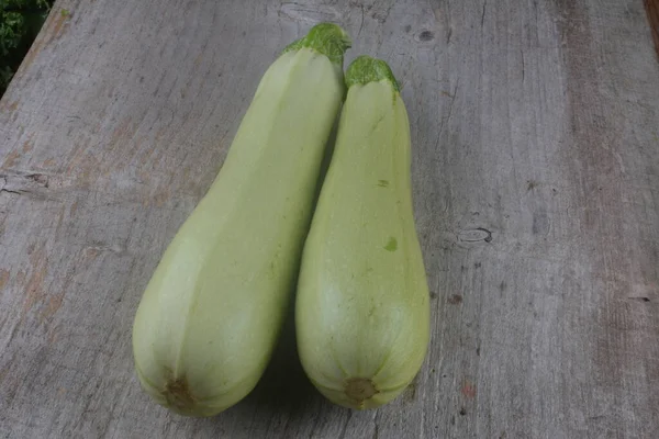 Frische Grüne Bio Zucchini Auf Einem Holztisch Bio Gemüse Der — Stockfoto