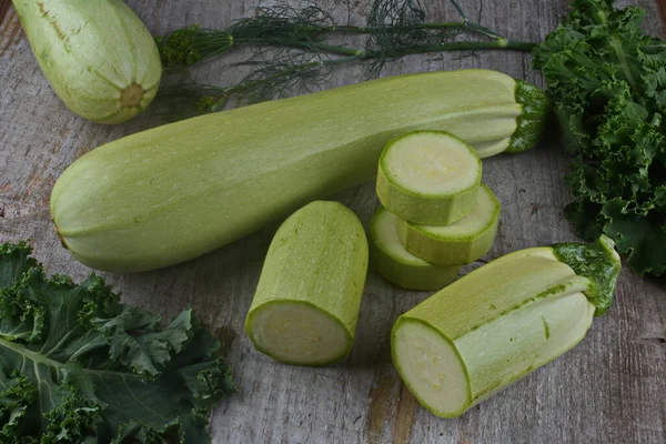 Čerstvé Zelené Bio Cukety Dřevěném Stole Ekologická Sezónní Zelenina Recept — Stock fotografie