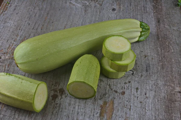 木のテーブルの上に新鮮な緑のバイオズッキーニ 有機旬の野菜 野菜サラダのレシピビーガン食 調理成分 — ストック写真