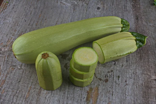 木のテーブルの上に新鮮な緑のバイオズッキーニ 有機旬の野菜 野菜サラダのレシピビーガン食 調理成分 — ストック写真