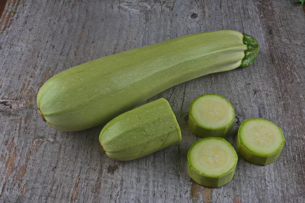 木のテーブルの上に新鮮な緑のバイオズッキーニ 有機旬の野菜 野菜サラダのレシピビーガン食 調理成分 — ストック写真