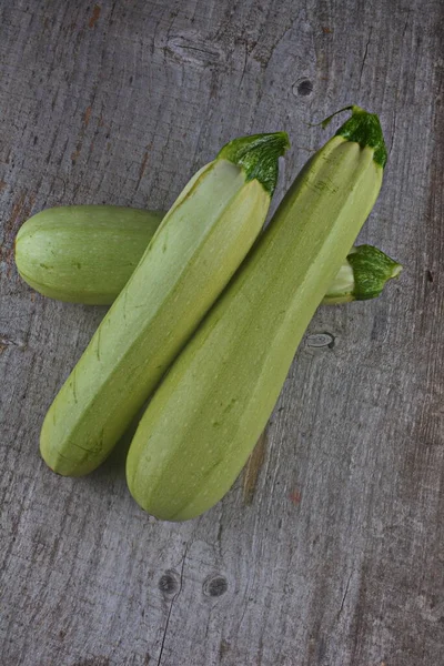 Calabacín Bio Verde Fresco Sobre Una Mesa Madera Verduras Orgánicas —  Fotos de Stock