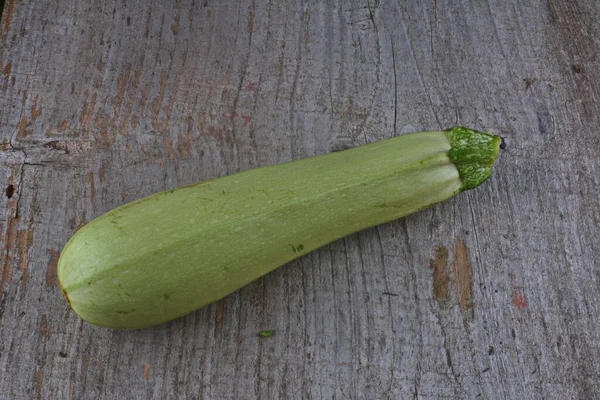 木のテーブルの上に新鮮な緑のバイオズッキーニ 有機旬の野菜 野菜サラダのレシピビーガン食 調理成分 — ストック写真