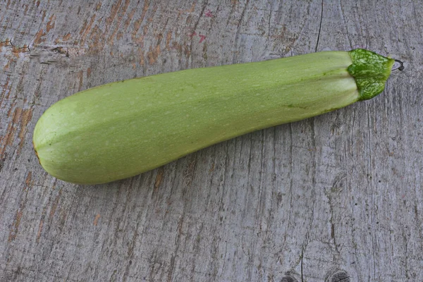 木のテーブルの上に新鮮な緑のバイオズッキーニ 有機旬の野菜 野菜サラダのレシピビーガン食 調理成分 — ストック写真