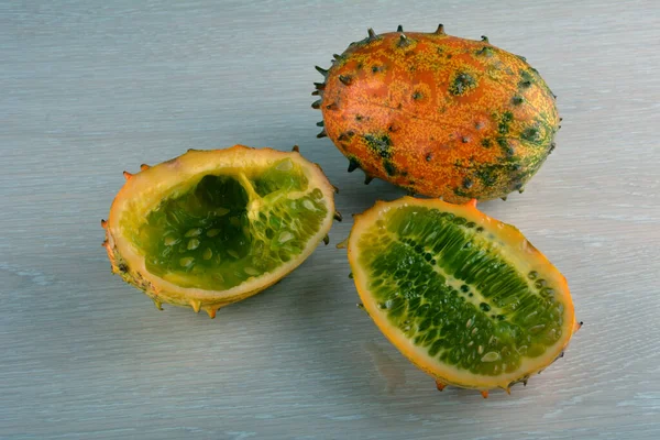 Melão Kivano Kiwano Frutas Fatiadas Fundo Madeira Fechar — Fotografia de Stock