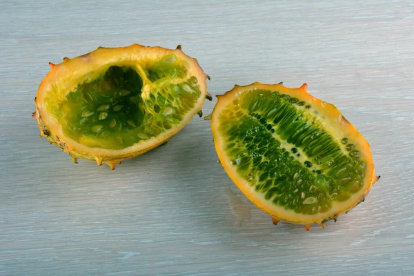 Melão Kivano Kiwano Frutas Fatiadas Fundo Madeira Fechar — Fotografia de Stock
