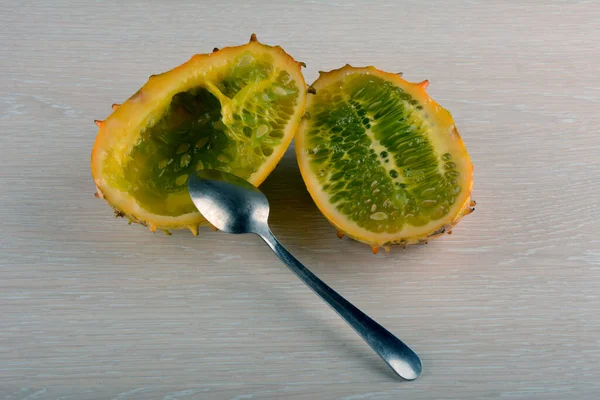 Melão Kivano Kiwano Frutas Fatiadas Fundo Madeira Fechar — Fotografia de Stock