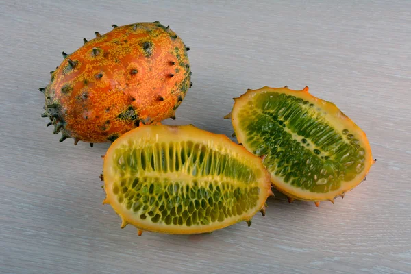 Geschnittene Frucht Kiwano Melone Kiwano Auf Holzgrund Nahaufnahme — Stockfoto