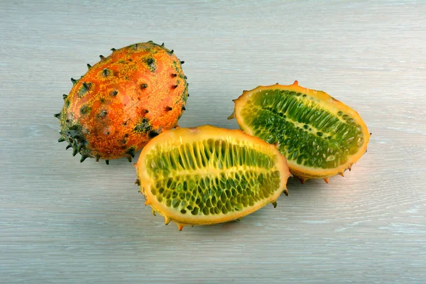 Melão Kivano Kiwano Frutas Fatiadas Fundo Madeira Fechar — Fotografia de Stock