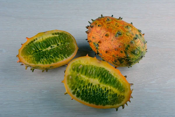 Melão Kivano Kiwano Frutas Fatiadas Fundo Madeira Fechar — Fotografia de Stock