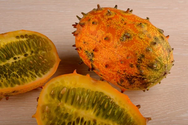 Melão Kivano Kiwano Frutas Fatiadas Fundo Madeira Fechar — Fotografia de Stock