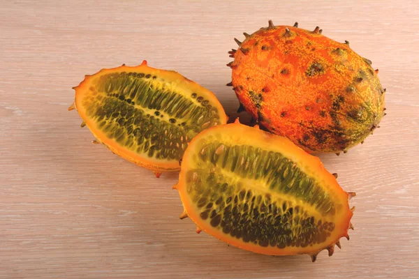 Melão Kivano Kiwano Frutas Fatiadas Fundo Madeira Fechar — Fotografia de Stock