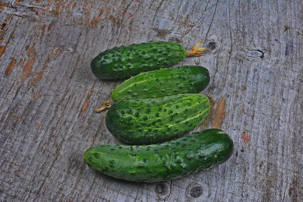 Pepinos Frescos Mesa Madera Sabrosa Comida Vegetariana — Foto de Stock