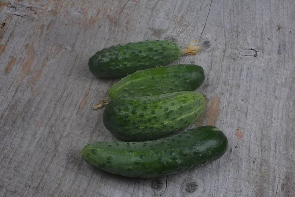 Pepinos Frescos Mesa Madera Sabrosa Comida Vegetariana — Foto de Stock