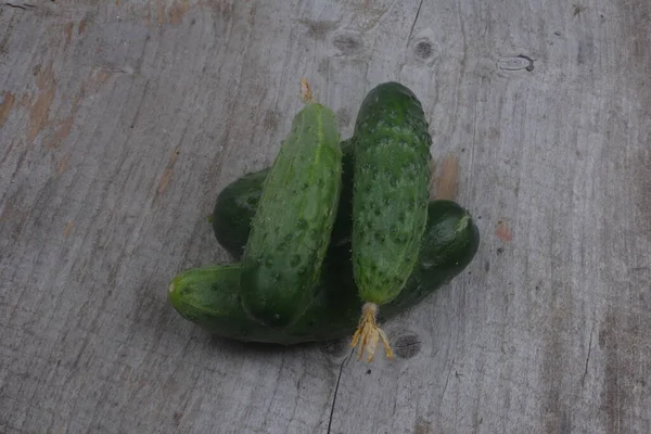 Pepinos Frescos Mesa Madera Sabrosa Comida Vegetariana — Foto de Stock