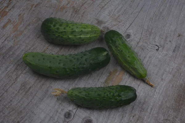 Verse Komkommers Houten Tafel Smakelijk Vegetarisch Voedsel — Stockfoto
