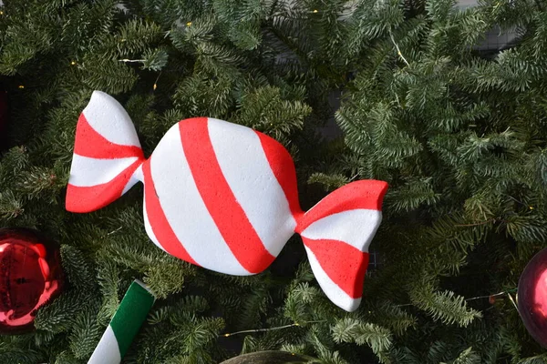 抽象的な背景にクリスマスの装飾 装飾されたクリスマスツリー 明るいクリスマスのガーランドとジュエリー 柔らかい焦点 — ストック写真