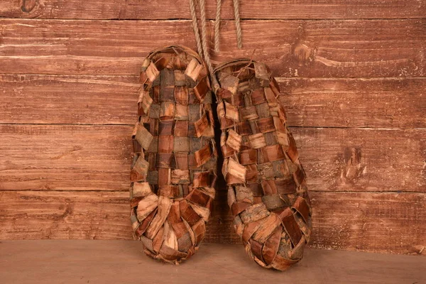 나무로 Fence Museum Ekskonat Copy Ancient Wicker Shoes — 스톡 사진