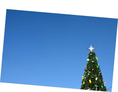 Bayram Noel Ağacı Gece Çok Renkli Işıklar ile süsleniyor. Noel tatilinin güzel, karlı kış manzarası