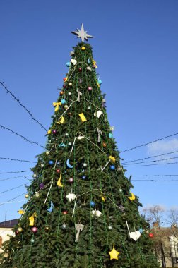 Bayram Noel Ağacı Gece Çok Renkli Işıklar ile süsleniyor. Noel tatilinin güzel, karlı kış manzarası