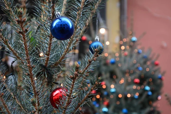 Decorazioni Natalizie Sulla Strada Luci Colorate Bokeh Vacanza Illuminazione Notturna — Foto Stock