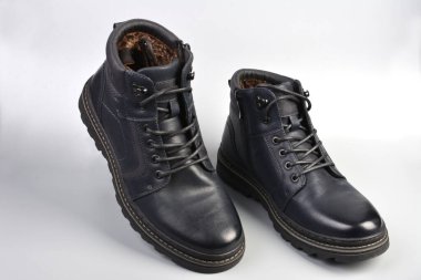 İzole edilmiş beyaz arka plandan güzel ve rahat kış erkek ayakkabıları..