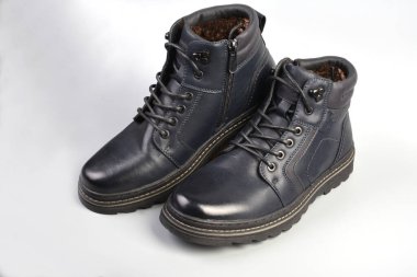 İzole edilmiş beyaz arka plandan güzel ve rahat kış erkek ayakkabıları..