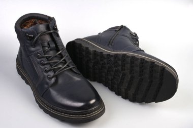 İzole edilmiş beyaz arka plandan güzel ve rahat kış erkek ayakkabıları..