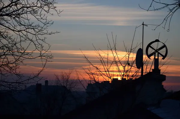 Pôr Sol Muito Bonito Cidade Silhuetas Antena Redonda Contra Fundo — Fotografia de Stock