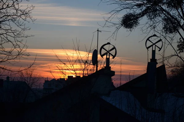 市内の非常に美しい夕日 赤い空を背景にした丸いアンテナのシルエット — ストック写真