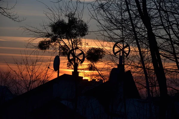 Pôr Sol Muito Bonito Cidade Silhuetas Antena Redonda Contra Fundo — Fotografia de Stock