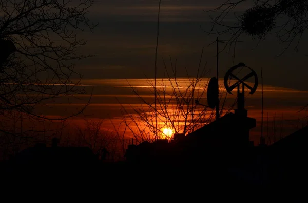 Pôr Sol Muito Bonito Cidade Silhuetas Antena Redonda Contra Fundo — Fotografia de Stock