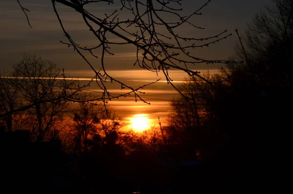 Πολύ Όμορφο Ηλιοβασίλεμα Στην Πόλη Σιλουέτες Στρογγυλή Κεραία Στο Φόντο — Φωτογραφία Αρχείου
