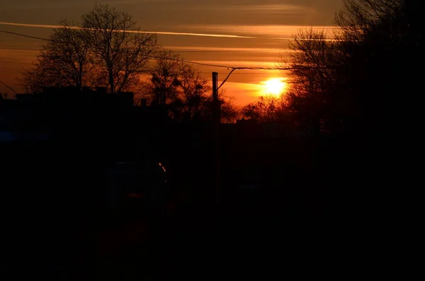 Bardzo Piękny Zachód Słońca Mieście Sylwetki Okrągłej Anteny Tle Czerwonego — Zdjęcie stockowe