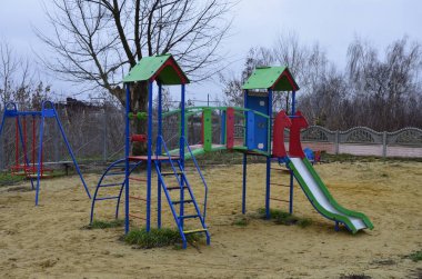 Güvenli Modern Çocuk Bahçesi. Kulübe yerleşiminde yeni oyun alanı.
