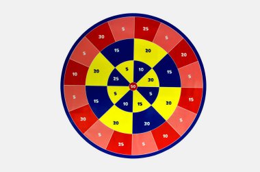 Hedef merkezde dart dartıyla dart oyunu. Renkli dartlar hedefi vuruyor. Hedef beyaz arka planda..