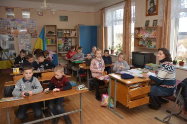 Dubanevichi Köyü. Lviv bölgesi. Ukrayna. Ekim 2020. Köy okulu. Sınıftaki kırsal bir okulun öğrencileri. Kırsal bir okulda eğitim süreci. Eğitim sisteminde reform.