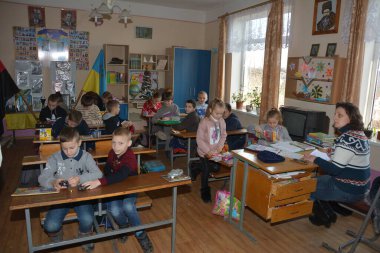 Dubanevichi Köyü. Lviv bölgesi. Ukrayna. Ekim 2020. Köy okulu. Sınıftaki kırsal bir okulun öğrencileri. Kırsal bir okulda eğitim süreci. Eğitim sisteminde reform.