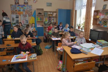 Dubanevichi Köyü. Lviv bölgesi. Ukrayna. Ekim 2020. Köy okulu. Sınıftaki kırsal bir okulun öğrencileri. Kırsal bir okulda eğitim süreci. Eğitim sisteminde reform.