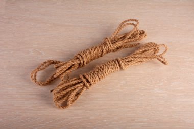 Doğal kenevir ipi, bitkisel lif kalın bir iplikle birbirine yakın dokuma efekti. Doğal bitki malzemesi. Kenevir mi keten ip mi?.