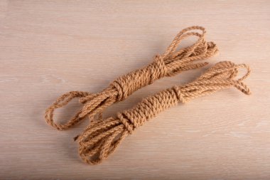 Doğal kenevir ipi, bitkisel lif kalın bir iplikle birbirine yakın dokuma efekti. Doğal bitki malzemesi. Kenevir mi keten ip mi?.