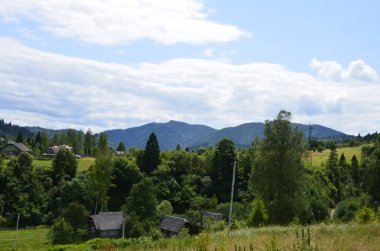 Karpat Dağları yaz manzarası mavi gökyüzü ve bulutlar, doğal arka plan.