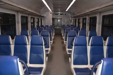 Lviv. Ukrayna. Aralık 2020. Yolcuları banliyö tren yollarına taşımak için taşıyıcı.