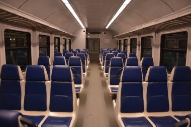 Lviv. Ukrayna. Aralık 2020. Yolcuları banliyö tren yollarına taşımak için taşıyıcı.