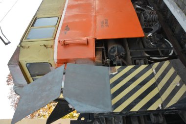 Demiryolu raylarından derin karı temizlemek için kar temizleyicisi SDP 'yi sürdü