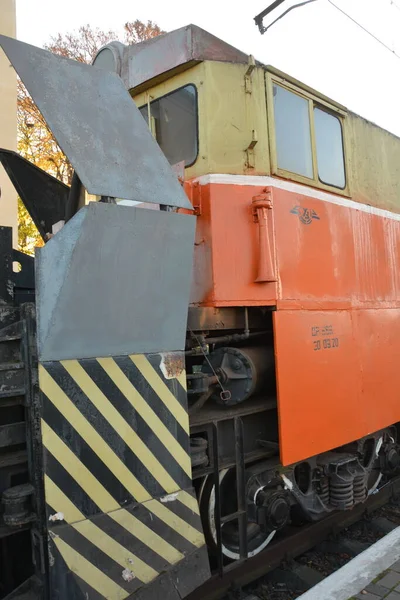 Demiryolu raylarından derin karı temizlemek için kar temizleyicisi SDP 'yi sürdü