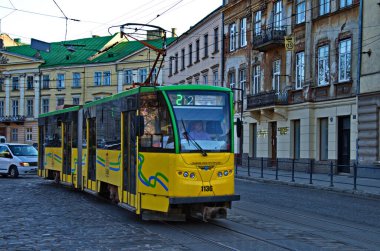 LVIV, UKRAINE - Nisan 03, 2020. Tatra Tramvayı Lviv caddelerinde yolcularla geziyor..