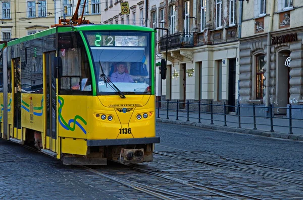 Lviv Ukraine Nisan 2020 Tatra Tramvayı Lviv Caddelerinde Yolcularla Geziyor — Stok fotoğraf